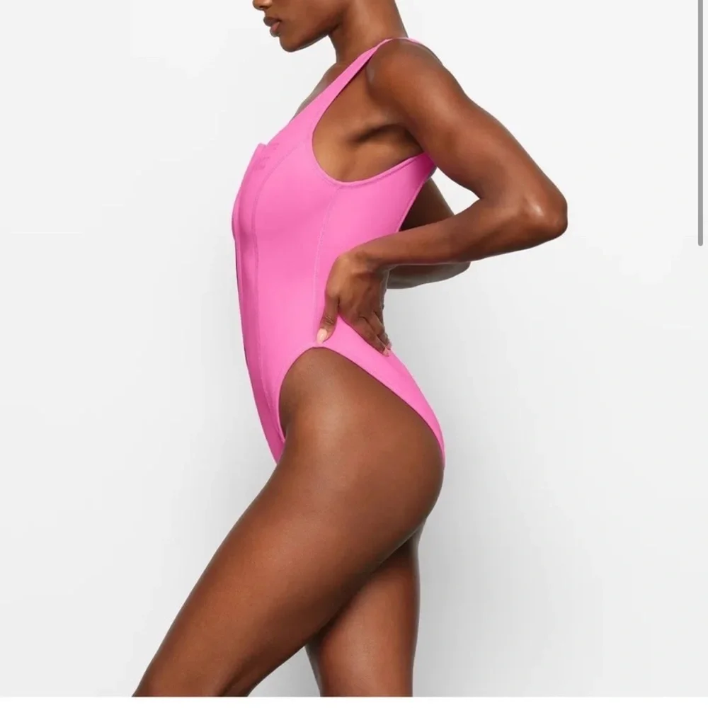 SKIMS ONE PEICE SPORT SWIMSUIT